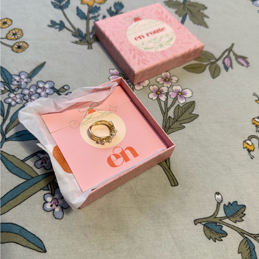 En Route Soft Girl Pearl Ring